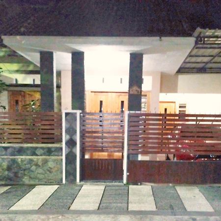 Homestay Syariah Grahadi Malang Eksteriør billede